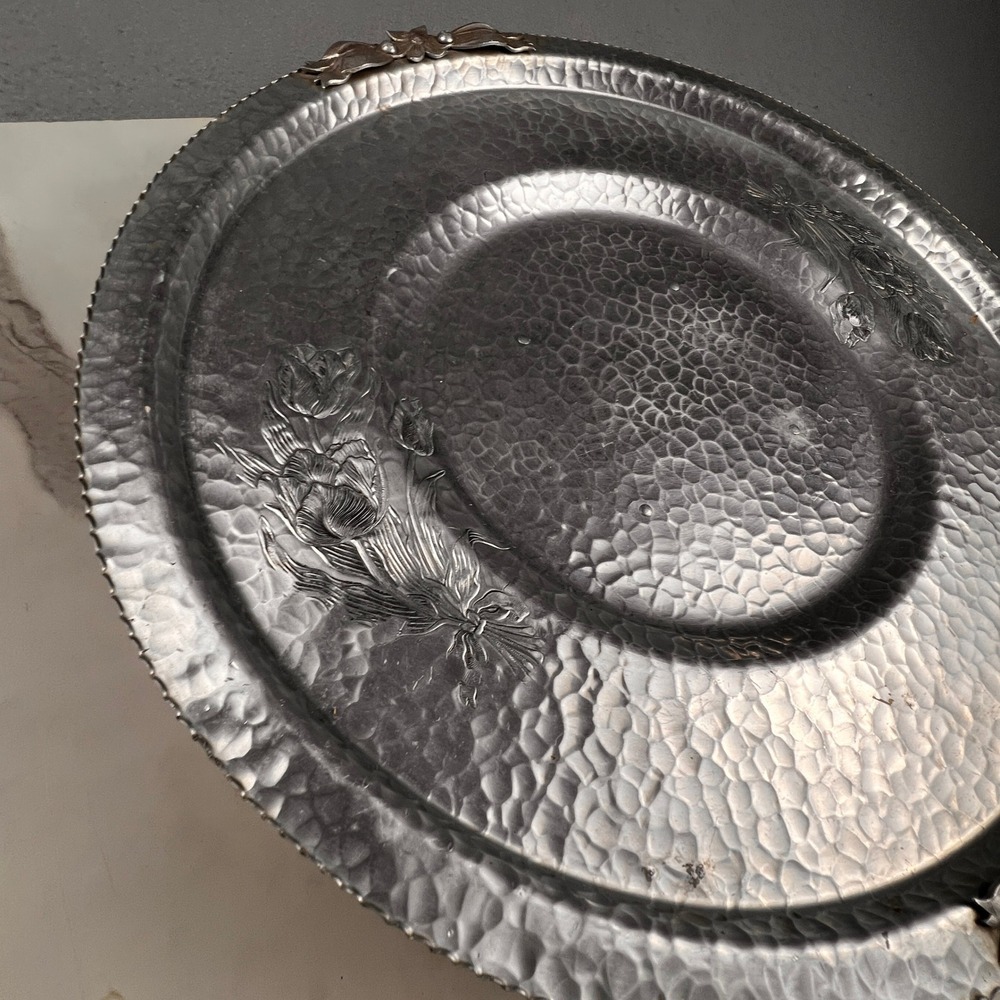 Vintage Hammered Aluminum Footed Serving Tray Silver Tulip Floral Scalloped 14.5 - Picture 5 of 16